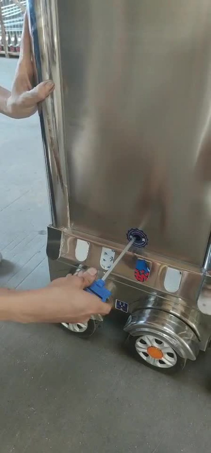 把离合扳手从外侧孔插入机头