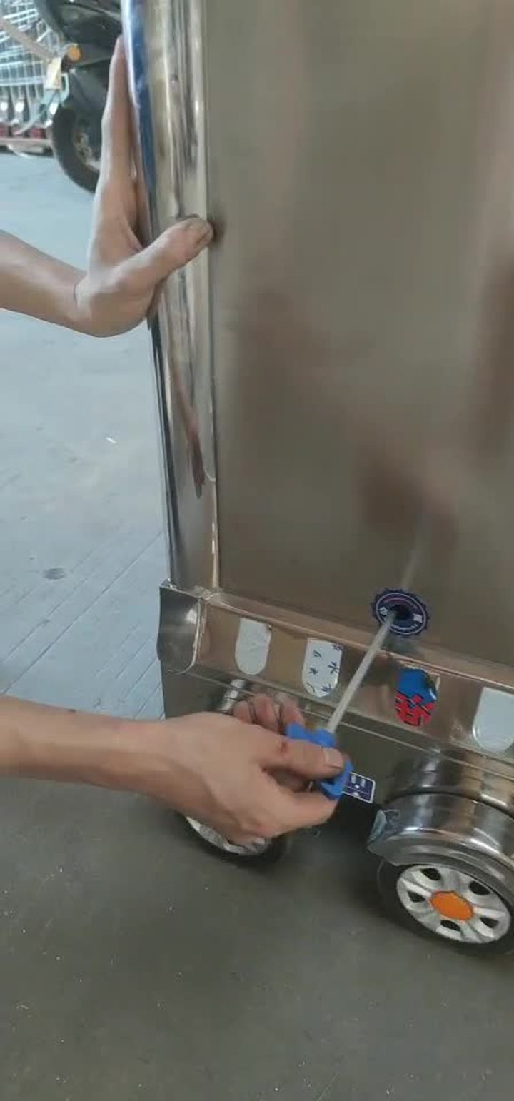 扳动离合扳手后门体可以手动推拉